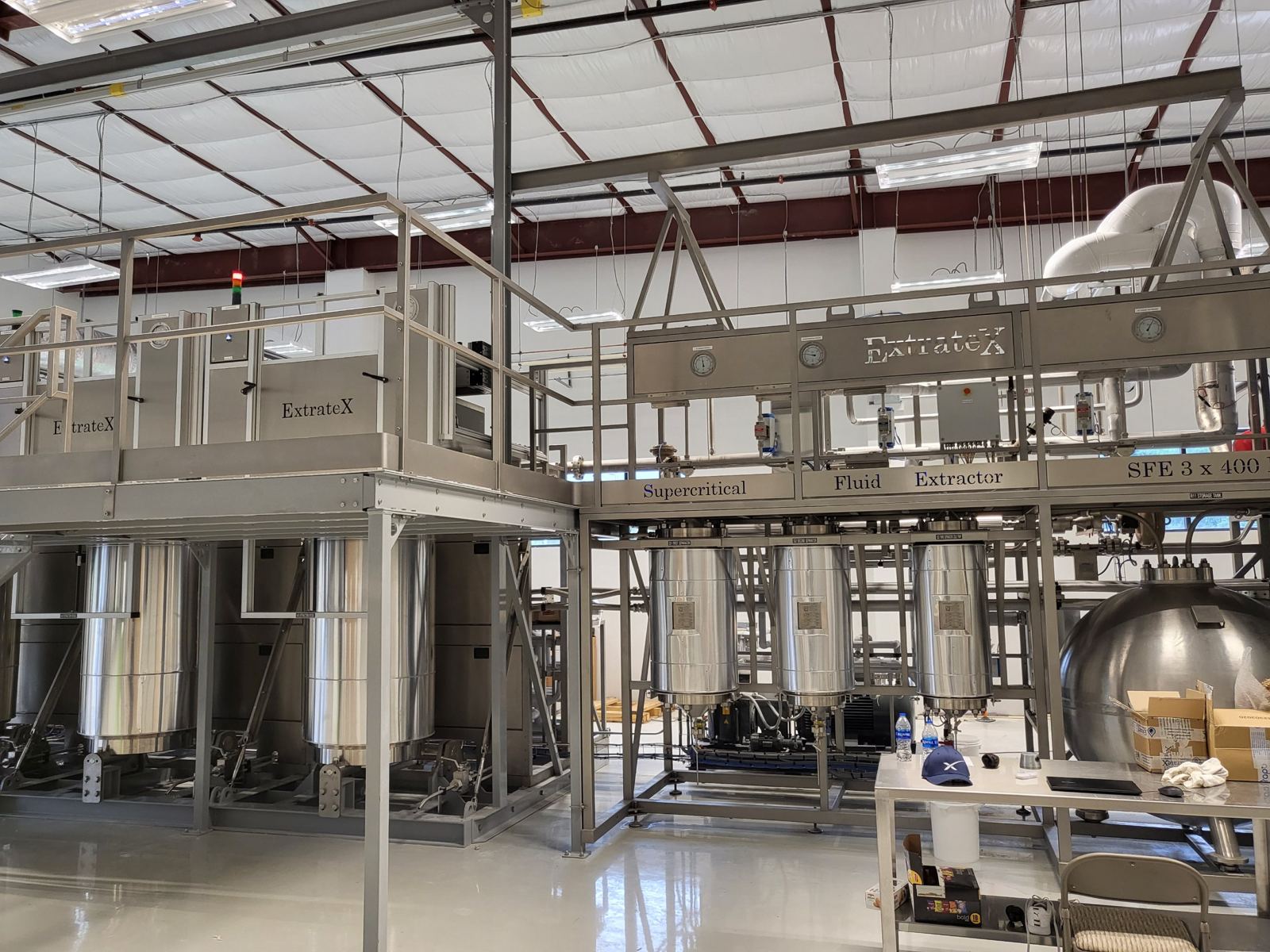 Three-vessel commercial supercritical fluid extraction plant on a mezzanine